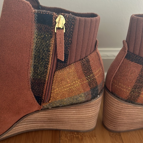 Suede Tom’s booties - Picture 4 of 6